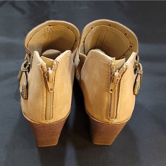 BRAND NEW JELLYPOP CUT-OUT DESIGN BLOCK HEEL BOOTIE - Picture 5 of 15